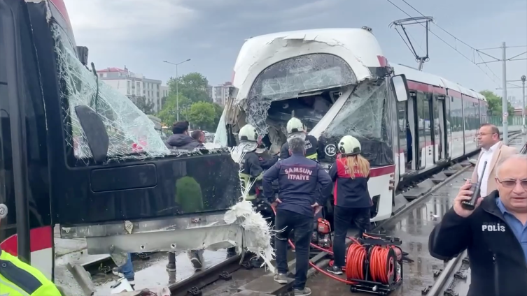 Samsun'da iki tramvay kafa kafaya çarpıştı: 26 yaralı